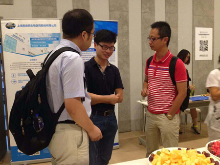 米乐YY易游CMC部分副主任黄冲和参会职员交流