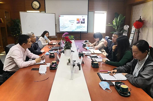 米乐YY易游陈春麟博士、化学部及生物部高级副总裁任峰博士、商务生长部副总裁蔡金娜博士热情接待研究院一行，，，，，，，，并先容了公司情形。。。。。。。