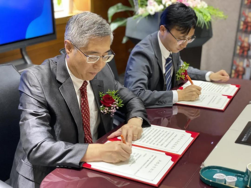 双方签署战略协议并合影留念