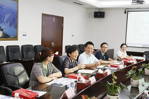 宜昌人福药业副总裁、总工程师李莉娥，，，，，产品开发中心主任吕金良，，，，，副主任吴有斌、曲龙妹等