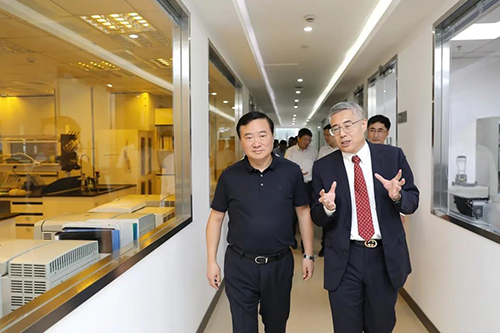 米乐YY易游生物医药首创人&CEO陈春麟博士等人向翁祖亮书记先容公司情形