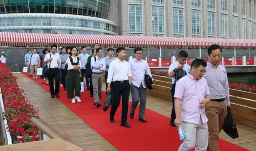 晚宴伊始，，，，，，，前来加入晚宴的嘉宾们纷纷踏上红毯，，，，，，，前往码头